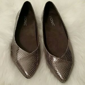 Vionic Metallic Silver/Gray Gun Metal Snake Flats